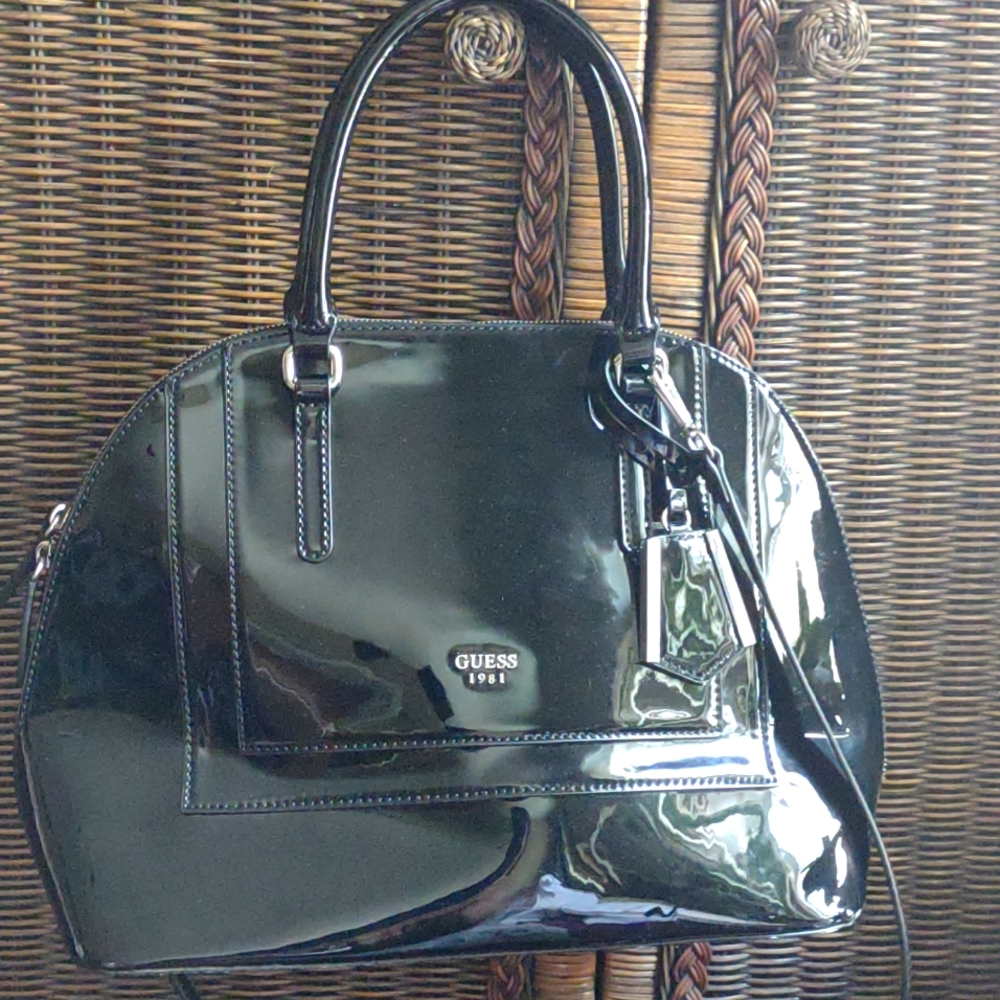 Guess Very Large Purse. Shoulder strap. Very Good Condition. Firm
